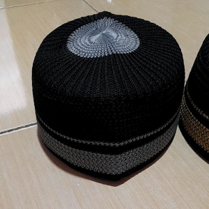 Peci Bugis Rajut Sulam Tangan: Aksesoris Adat Bugis yang Elegan