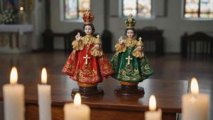 10 Inches Sto Niño Religious Statues in Red and Green Robes with Gold Accents and Crosses on Base  Decor Ornaments