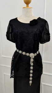 เสื้อชีฟองคอกลมแขนสั้นสีดำ พิมพ์ลายแต่งดอกไม้ เหมาะกับงานขาวดำ