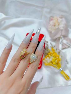 Bông tai vuông bagguet đính đá siêu sáng khoá cài đùi gà Kami trang sức sỉ BLV31