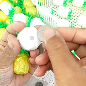 เหรียญโปรยทานสับปะรด พร้อมส่ง 50ชิ้น รบกวนลูกค้า อ่านรายละเอียด (ราคาประมาณ 50 บาท)