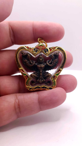 K708 พญา ครุฑ ยุดนาค พ่อท่านเขียว วัดห้วยเงาะ ปี 58 เนื้อ ทองแดง รมดำ กรอบพระ ทองไมครอน ขนาด 4x5 cm.