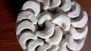 Kue Putri Salju Bulan Sabit