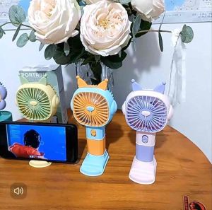 พัดลมมินิ สีสันสดใส 4ใบพัด พกพาสะดวก ตั้งมือถือได้ พัดลมมือถือ รุ่นหูเเมว Mini USB Fan แถมสายชาร์จ