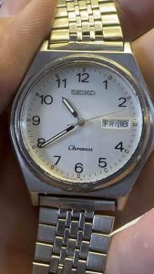 Đồng hồ nam hiệu SEIKO CHRONOS QUARTZsize 36mmhai lịchmặt trắng cọc số học tròmặt số có lên màu nhẹ góc 3hdây thép không gỉ linh kiện dài 18cmchống nước tốt lên đến 10BAR
