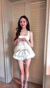 WOVE - Rocking Dumpling bag กระเป๋าถือสำหรับออกงาน ทรงเกี๊ยว สีขาว มีเชือกรูด