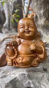 Tượng chú tiểu vui vẻ để ô tô phòng trà niềm vui sự an lạc may mắn tài lộc gỗ bách cao 10-9-9cm