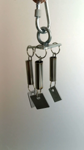 MAINAN GIGITAN PLAT STAINLESS UNTUK BURUNG PARROT