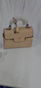 กระเป๋าสะพายข้าง LYN รุ่นเคลลี่ คอลใหม่มีหูจับอะไหล่กุญเเจเเละป้ายเหล็ก ใช้งาน 2 เเบบถือเเละสะพายยาว ด้านในมีหลายช่อง อะไหล่สีทองเพิ่มความลักชู