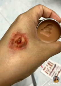 คลิปวิดีโอ: แว็กซ์ขี้ผึ้งแต่งแผล ทำแผลปลอม (แว็กซ์ขี้ผึ้งแต่งแผล ทำแผลปลอม)