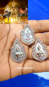 🙏ศรัทธาอยู่..เหนือเกล้า🙏  มนต์ขลังแห่งศรัทธาเมืองหนังโนราห์.   ยอดนิยมทั้งในไทยและต่างแดน   🙇‍♂️เหรียญพ่อขุนศรีศรัทธา วัดประดู่หอม ต.ทะเลน้อย จ.พัทลุง      เข้มขลัง อลังการณ์ งดงามมาก...  👉บันทึกตามตำนานเล่าว่า ชายน้อย(พ่อขุนศรีศรัทธา) ได้เดินทางจากเก