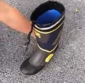 (READY STOCK) Mens rain boots with steel toe anti-smash non-slip safety boots Plus-size rain boots