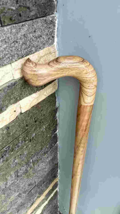 Tongkat jalan kayu gaharu merah model payung