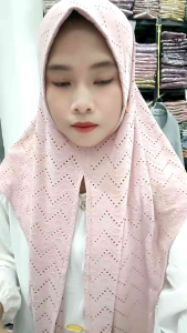 Hijab segitiga Lily jersey jaguar bolong by Alindi