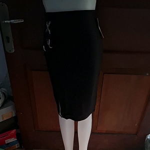 Des Rok Tali 704 Hitam: Pilihan Elegan untuk Wanita