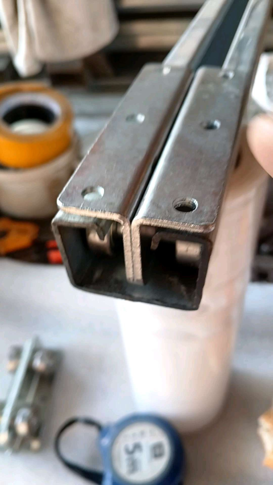 (Sắt dày)1 cái Bánh xe dày tải nặng chịu lực treo cửa lùa mái xếp dùng chạy máng cao 3cm rộng 4cm và rộng 6cm