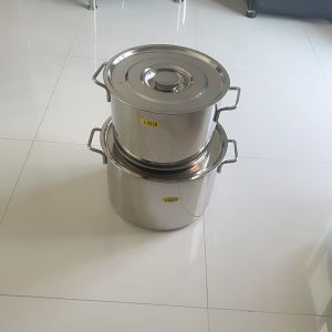 หม้อ2หู (รุ่นใหม่ หนา) หม้อสตูว์ หม้อสต็อค หม้อสแตนเลส หม้อหุงต้ม หม้อต้ม (ทรงเตี้ย) เบอร์ 30/35 ชุด หม้อสมูเพื่อน ชุด 10 บริษัท หม่อม