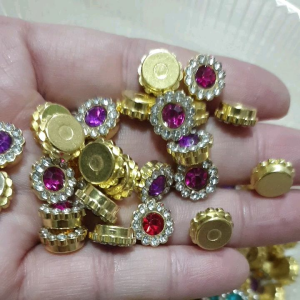 เพชรล้อม คละสี ( 50 ชิ้น) (ด้านหลังราบเรียบไม่มีรู) เพชรล้อมไฮโซ ตกแต่งเหรียญโปรยทาน