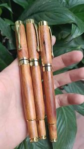 Bút gỗ hoàng đàn trầm bách mang lại vẻ đẹp sang trọng giá trị thẩm mỹ cao (tặng kèm hộp )