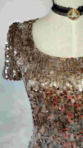 เดรสเลื่อมสีน้ำตาลไล่เฉดสี ( N222 ) เลื่อมวาวสวย ตัดเข้ารูป ซิปหลัง Size S : มือสอง