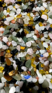 Đá thạch anh vụn đa sắc tự nhiên dùng để rải nền trưng bày phong thủy hỗ trợ chiêu tài hút lộc thu hút may mắn tài lộc vượng khí