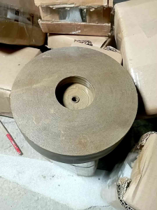 đá mài tự nhiên đường kính 20 dày 5. tâm lỗ âm 6 cm. tâm trục 1 cm. độ mịn 1000