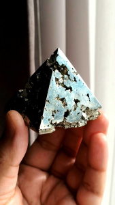 ✨ ผลึกเเร่ไพไรต์ ทรงพีระมิด จากเปรู สีทองอร่าม เเวววาว ขนาดเล็กจับตัวเป็นกลุ่ม ชิ้นนี้สวยมาก / 186 g.