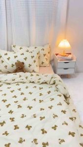 ชุดเครื่องนอนครบเซ็ท(โทนน้องหมีแบร์) 1 ชุด ประกอบด้วย 👇👇 💚ผ้าปู 1 ชิ้น รัดมุม4ด้าน 💚ปลอกหมอน 2 ชิ้น 💚ปลอกหมอนข้าง 2 ชิ้น -ผ้าปูใส่ฟูกที่นอนได้ 10 นิ้ว -ผ้านวมหนา 3นิ้ว (ขนาด5x 5.5 ฟุต)