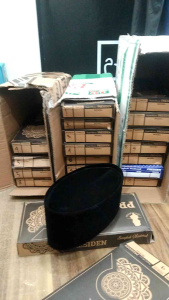 Pecis Hitam: Aksesoris Pakaian Anak Sekolah & Santri