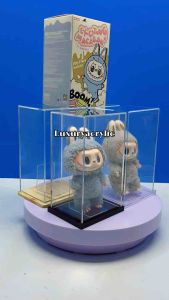 ตัวเล็ก กล่องใส่ Labubu เป็นกล่องครอบโมเดลที่มีฐานให้เลือกทั้งหมด 4 สี รวมถึงขนาด 11x9x19 cm. สามารถแถมฟรีให้ด้วย ในรูปทรงที่สามารถสร้างสรรค์สำหรับการสื่