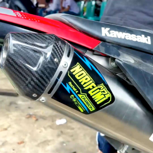 Knalpot Norifumi ROCKET 4 Sandblast Ujung Karbon untuk KLX 140 & KLX 150