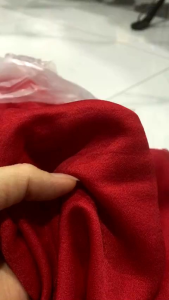 vải lụa tằm ướt loại 1 màu đỏ dày vừa mềm rũ _( khổ 1m5)co dãn may đầm váy áo vv