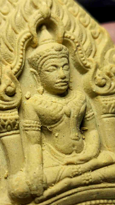 พระยอดขุนพล บ้านค่าย รุ่นแรก ปี52 เนื้อว่านดอกทอง โรยพลอยเสก ตะกรุดเงินคู่  เลข ๔๗๔๘ ( พร้อมเลี่ยมเดิมๆ )