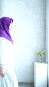 Hijab segi empat wolfis ungu anggrek