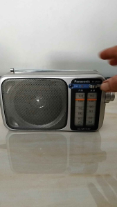 Đài radio thu phát sóng mini Pana sonic RF-2400A hàng bãi Nhật