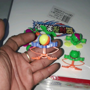 Một cái trò chơi bắn bi nhựa mini có nhiều màu bằng nhựa