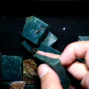 Bahan / Bongkahan Batu Akik Asli Natural Nephrite Brazil Unik Langka