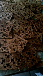 สี่เหลี่ยมไม้สักแกะสลัก  ไม้สักแกะลายไทย  ไม้สักแกะลายหลุยส์  ทรงสี่เหลี่ยมด้านเท่า ขนาดฉากตรง 6นิ้ว ยาว 6นิ้ว (โดยประมาณ)