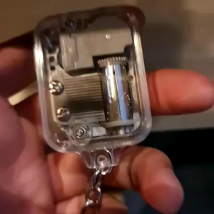 gantungan kunci akrilik box music putar otomatis