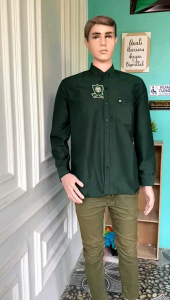 Kemeja polos pria lengan panjang warna hijau botol katun