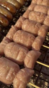 แหนมหมูย่าง ปริมาณ 510 กรัม  แหนม8มัดใหญ่ ปกติราคา110บาท สั่งซื้อสองแพ็คได้ราคาที่ถูกกว่า จ่ายเพียง208บาท