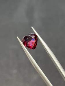 1650gar16- ĐÁ GARNET RHODOLITE HỒNG TÍM THIÊN NHIÊN KHÔNG XỬ   ( thông số trong ảnh chụp) 1.65 Carat