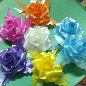 เหรียญโปรยทานดอกกุหลาบบานเหรียญโปรยทานสำเร็จรูป 1 ชุดมี 30 ดอก ชุดละ 120 บาท พร้อมเหรียญ ใช้สำหรับงานบุญ และงานบวช