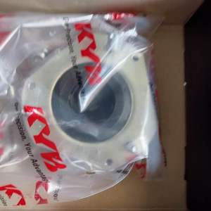 KYB เบ้าโช้คอัพหน้า ตลับลูกปืน สำหรับ Mazda 2 DE / Ford Fiesta [ปี 2007-2014] คู่ 1