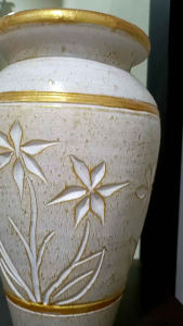 แจกันดินเผาพิมพ์ลายสีขาวปัดทองของตกแต่งบ้านและสวนตั้งโชว์เป็นของขวัญของฝาก 🌸📌ได้1ใบ📌📌📌สูง10นิ้วปากปากกว้าง 5 นิ้ว