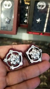 Pin Kerah/Monogram Asn Crome Mika - Exclusive