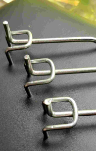 Bộ 10 móc thép gắn kệ súng pin pegboard lỗ tròn lỗ vuông