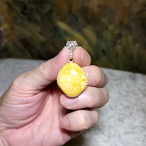 6.68 grams Natural aged Butterscotch Amber pendant 6.68克天然老蜜蜡吊坠