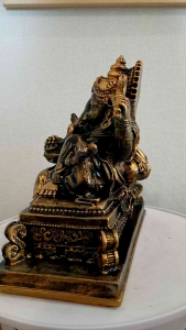 พระพิฆเนศปางเสยวสุขสีดำปัดทองขนาดความสูง 6 นิ้ว กว้าง 3นิ้ว ยาว 6นิ้วฺมีการรับประกันจากผู้ขายฺหากเเตกหักทางร้านยินดีส่งคืนให้ใหม่เพียงเเค่ครั้งเดียวเท่านั้นนะคะ