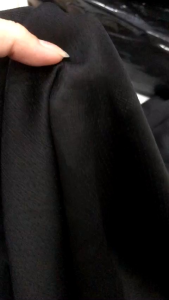 vải voan lụa hàn đen chấm bi nhí _( khổ 1m5) mềm rũ dày vừa may đầm váy áo kiểu áo dài thời trang.